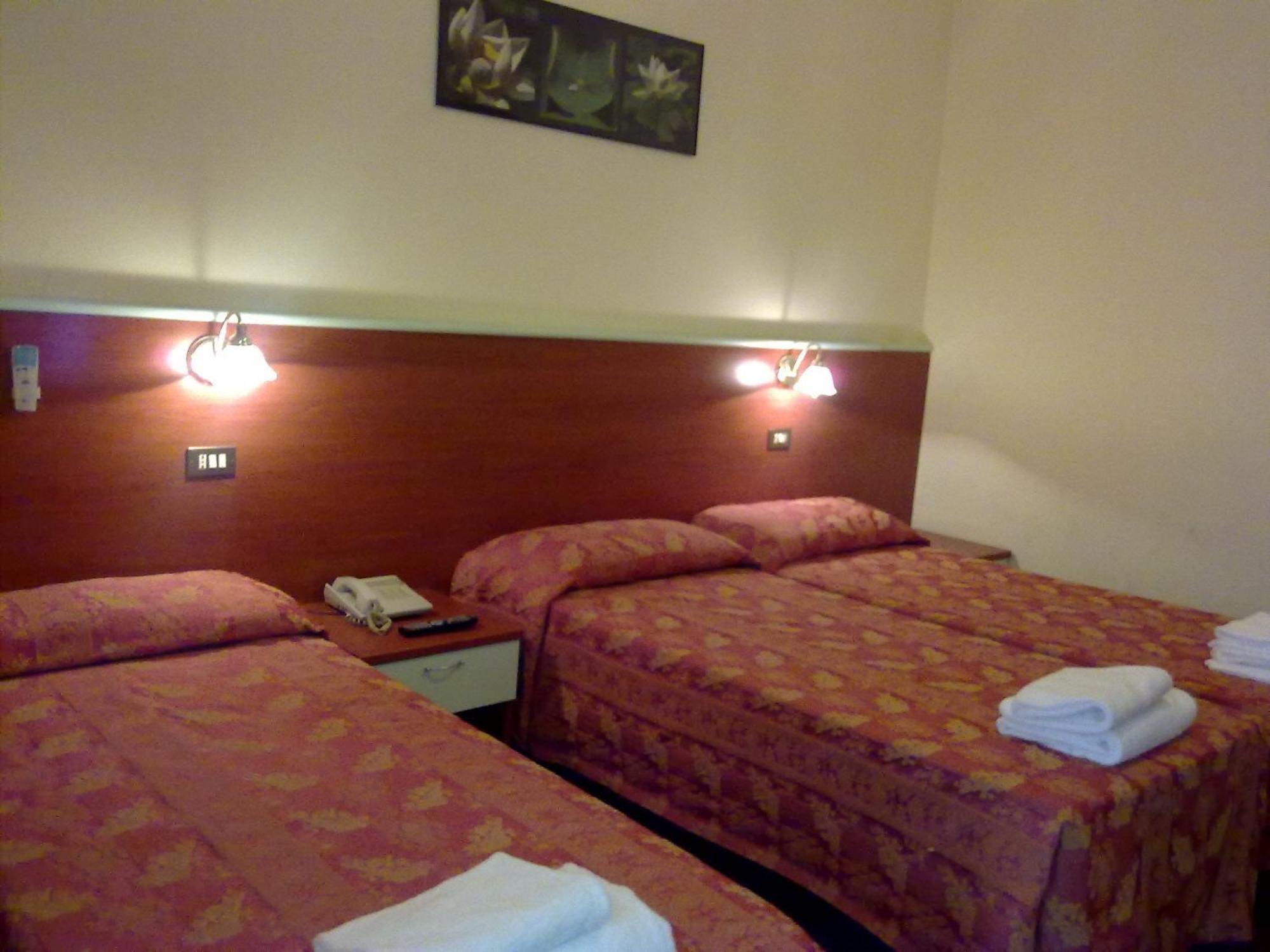 Hotel Mm Dateo Милано Стая снимка